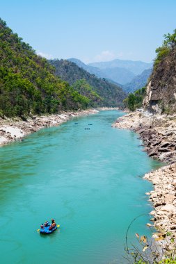 Çete Nehri Vadisi ve rafting botu Rishikesh yakınındaki
