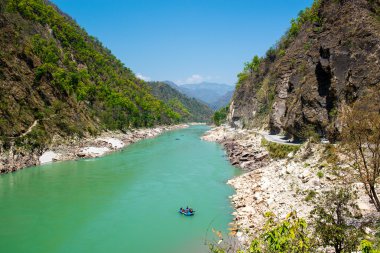 Çete Nehri Vadisi ve rafting botu Rishikesh yakınındaki