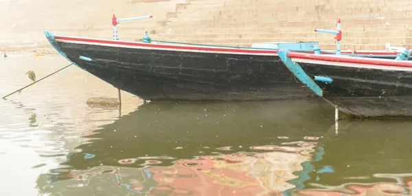 Bow of cedar boat in river Ganga — Stock Photo, Image