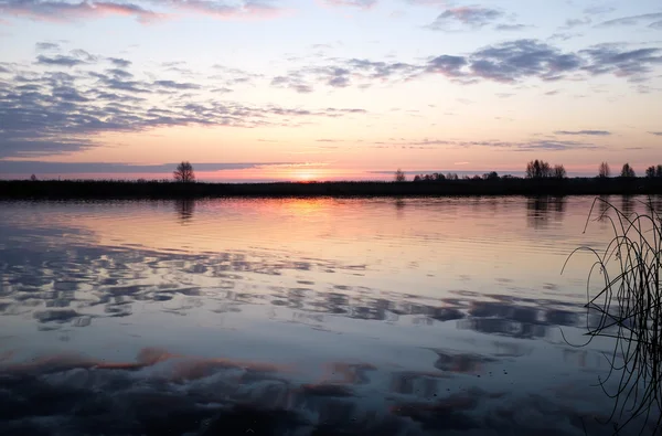 Alba sul fiume Lielupe, Jurmala, Lettonia — Foto Stock