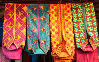 renkli kurta erkek gömlek bir pazarda, Hindistan