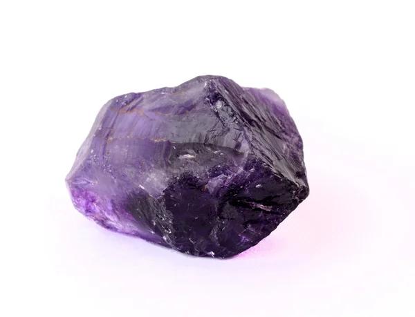 Ruwe amethyst Braziliaanse rock geïsoleerd op wit — Stockfoto