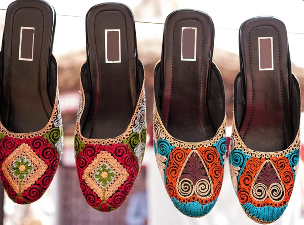 Colorful ethnic shoes on flea market in India — Stock Photo, Image