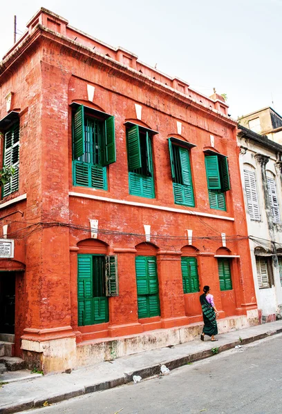 Красный дом с зелеными жалюзи солнца в Калькутте — стоковое фото