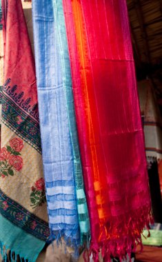 Çok renkli eşarplar yerel pazarda, Hindistan