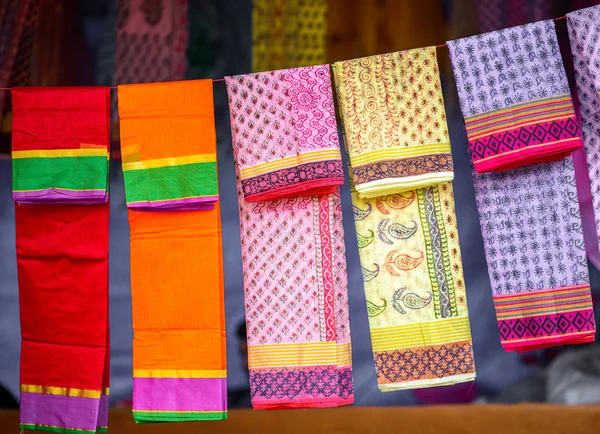 Colorful fabrics and shawls at a market stall — Stock Photo, Image