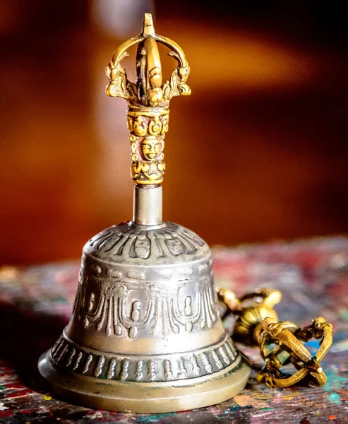 Tibetli Budist ritüel araçları - vajra ve çan