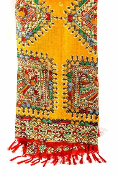Желтый индийский шелковый шарф дупатта изолирован — стоковое фото