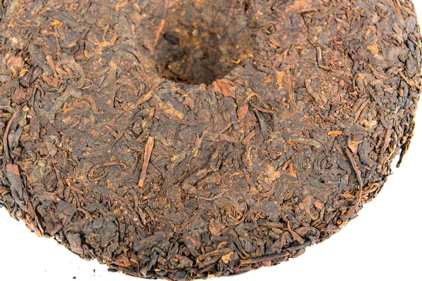 Metà del disco di tè puer cinese su sfondo bianco — Foto Stock