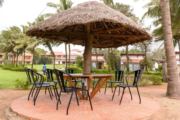 Tropical restaurant with straw sunshade umbrella — Stock Photo, Image