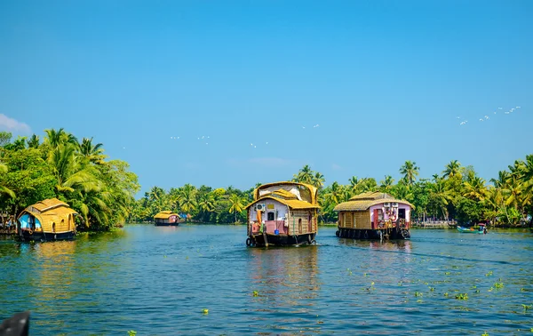 Péniches dans les eaux arrières du Kerala, Inde — Photo