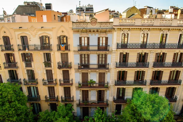 Fassade eines typischen Wohnhauses im Stadtteil Eixample, Barcelona, Spanien — Stockfoto