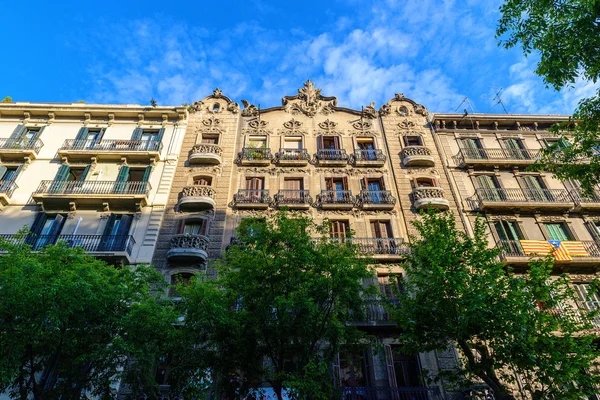 Fasada typowego budynku mieszkalnym w dzielnicy Eixample, Barcelona, Hiszpania — Zdjęcie stockowe