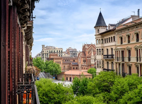 Pohled do vilové čtvrti Eixample, Barcelona, Španělsko — Stock fotografie