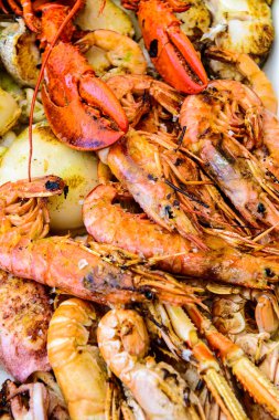 Kızarmış karides ve diğer deniz ürünleri