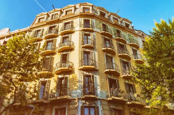 Facade of typical residential building in  Eixample district, Barcelona, Spain — Stock Photo, Image