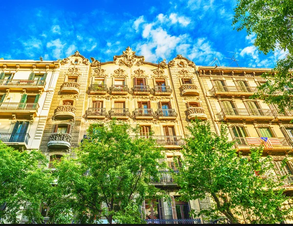 Gevel van de typische woongebouw in de wijk Eixample, Barcelona, Spanje Spanje — Stockfoto