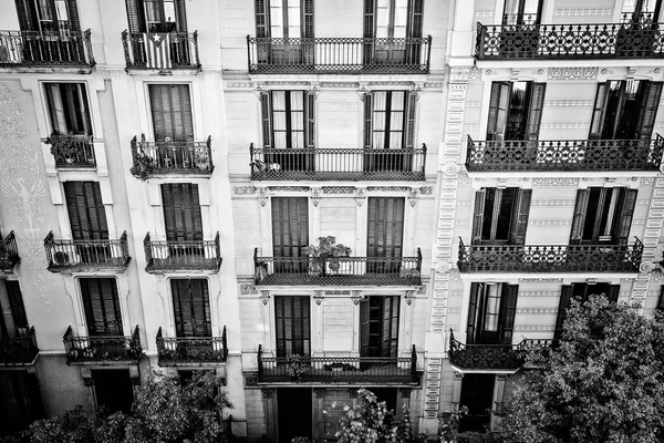 Fasada typowego budynku mieszkalnym w dzielnicy Eixample, Barcelona, Hiszpania — Zdjęcie stockowe