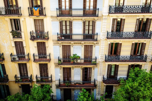 Fasada typowego budynku mieszkalnym w dzielnicy Eixample, Barcelona, Hiszpania — Zdjęcie stockowe