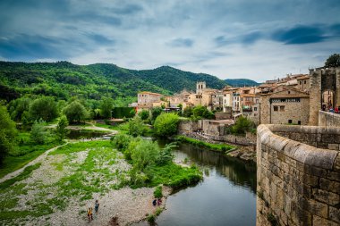 Kale ve köprü ile ortaçağdan kalma şehir görünümünü. Besalu, İspanya