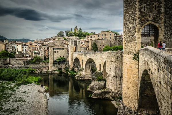 Vista de la ciudad medieval con castillo y puente. Besalu, Cataluña — Foto de Stock
