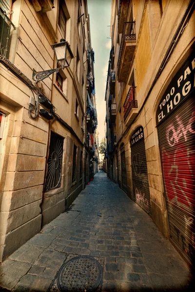 Gerade enge straße im gotischen viertel, barcelona. Jahrgangsstil — Stockfoto