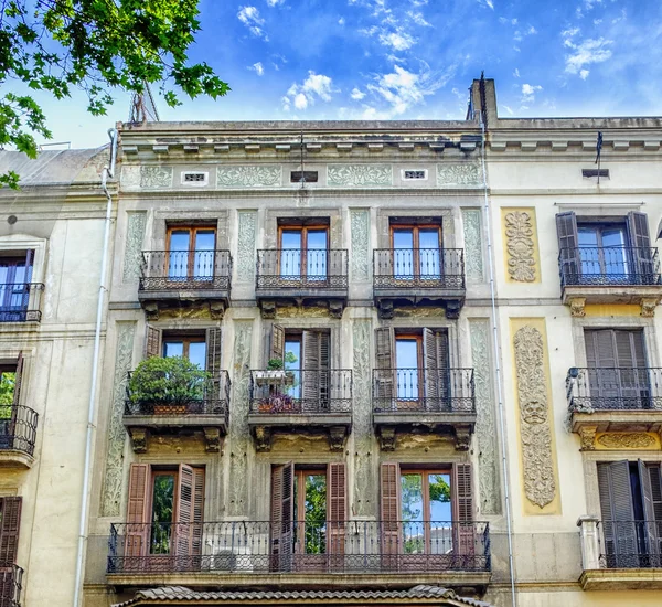 Fassade eines typischen Wohnhauses im Stadtteil Eixample, Barcelona, Spanien — Stockfoto