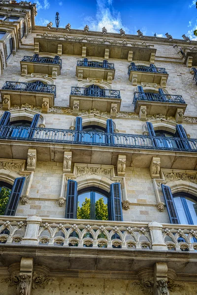 Fasada typowego budynku mieszkalnym w dzielnicy Eixample, Barcelona, Hiszpania — Zdjęcie stockowe