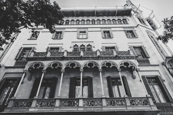 Fasad av typiska bostads-byggnad i stadsdelen Eixample, svart och vitt, Barcelona, Spanien — Stockfoto