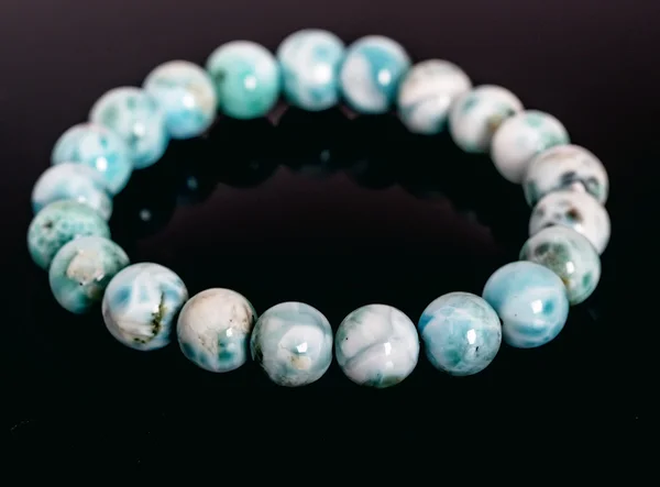 Genuíno Larimar Rodada Beads Pulseira isolada em preto — Fotografia de Stock