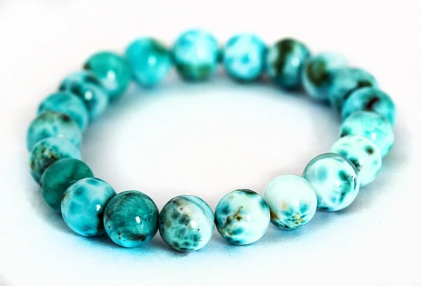 Larimar Genuíno Rodada Beads Pulseira isolada em branco — Fotografia de Stock