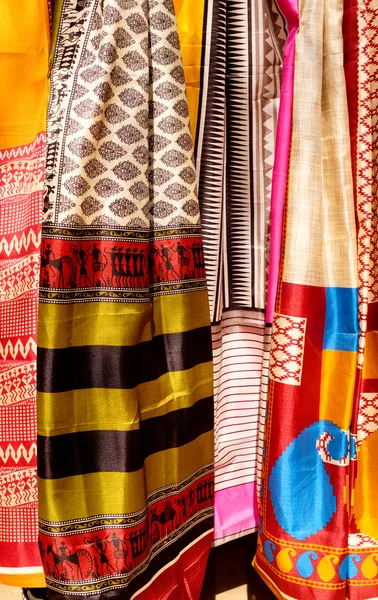 Indische Tücher auf einem Markt — Stockfoto