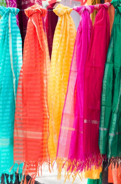 Indische Tücher auf einem Markt — Stockfoto