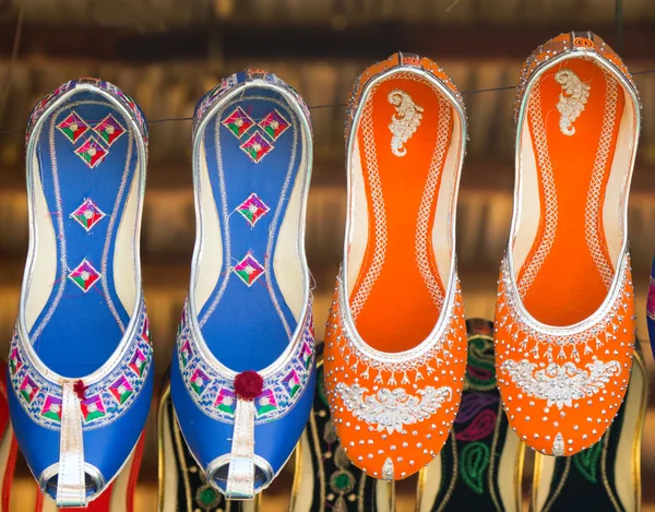 Colorful ethnic shoes on flea market in India 免版税图库照片