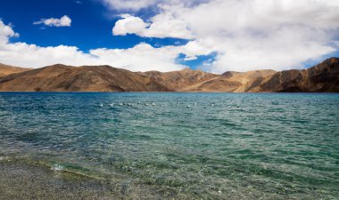 Pangong teknik destek Lake ile arka planda dağlar