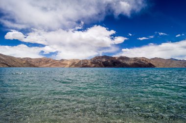 Pangong teknik destek Lake ile arka planda dağlar