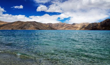 Pangong teknik destek Lake ile arka planda dağlar