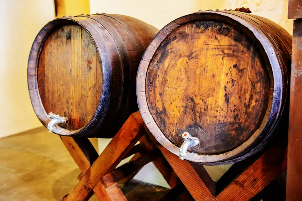 Bir barda Şarap fıçıları