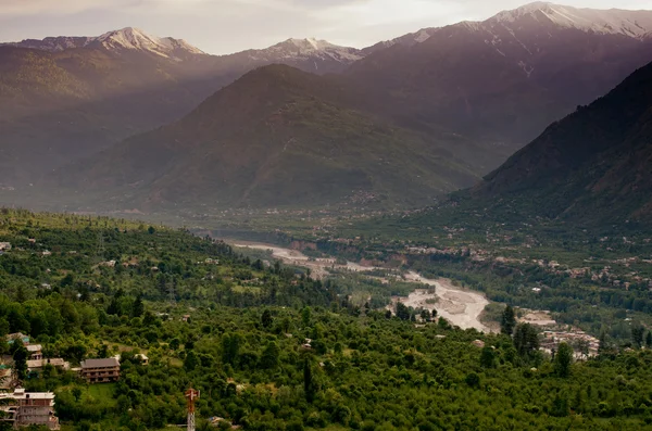 Avond uitzicht over Kulu vallei met Himalaya bereik op achtergrond Stockafbeelding