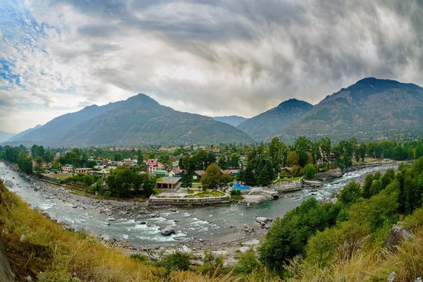 Obec v údolí Kullu, Beas řeka popředí — Stock fotografie