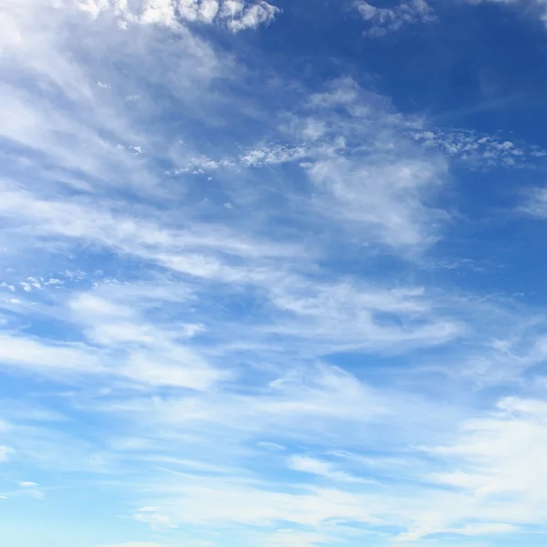 Bulutlar gökyüzü üzerinde — Stok fotoğraf