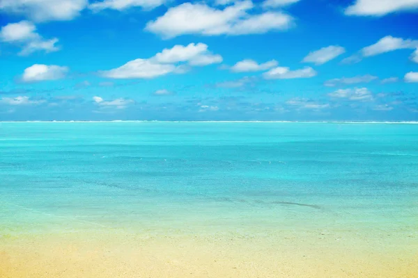 Spiaggia tropicale il giorno d'estate — Foto Stock