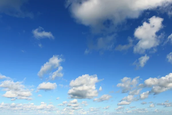 Bewolkte blauwe lucht — Stockfoto