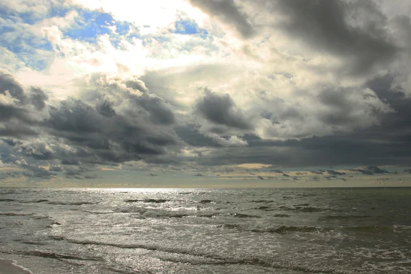 夕方の嵐の海 — ストック写真