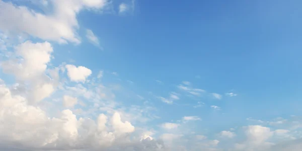 白い雲が青空を om — ストック写真