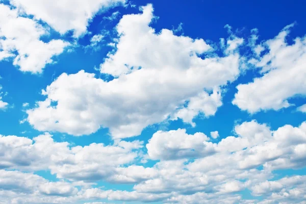 Nuages sur ciel bleu — Photo