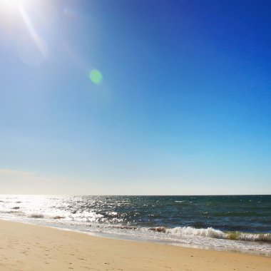 Deniz üzerinde güneş ışığı