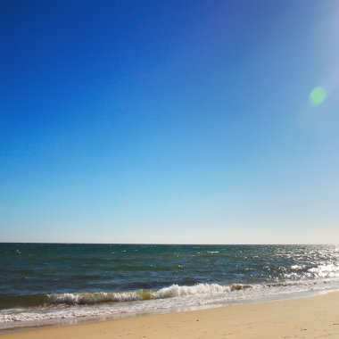 Deniz üzerinde güneş ışığı