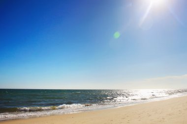 Deniz üzerinde güneş ışığı