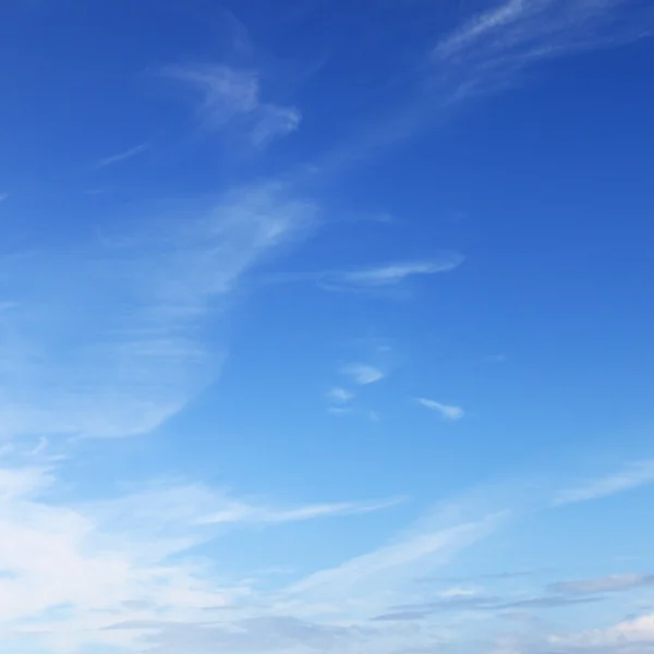 Bulutlu gökyüzü üzerinde — Stok fotoğraf